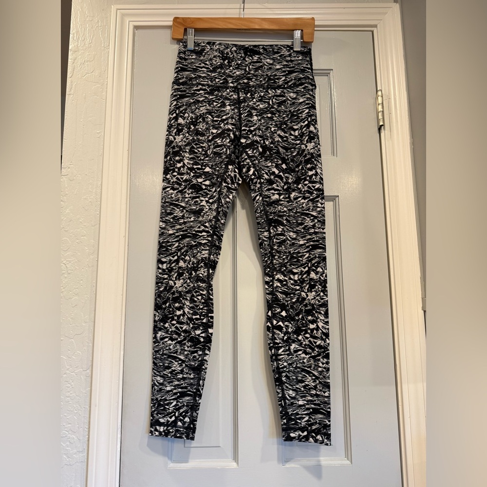 Lululemon Wunder Under High Rise Tight Leggings LW5AOZS Black White Print size 8